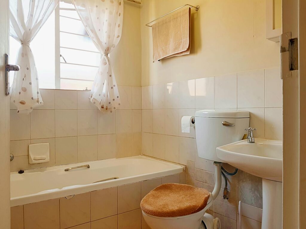 Small Bathroom with a Bathtub in Need of Renovation